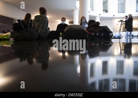 Gli studenti occupano un edificio, un'azione di alcune decine di studenti della Federazione degli studenti francofoni (FEF - Federation des Etudiants francofono) che hanno deciso di occupare l'edificio della Federazione Wallonie-Bruxelles a Place Surlet de Chockier, a Bruxelles, mercoledì 05 maggio 2021. Dopo diverse azioni e nessuna risposta politica, alcuni studenti hanno deciso di provare qualcos'altro. BELGA FOTO HATIM KAGHAT Foto Stock