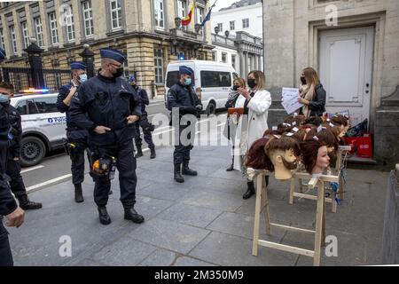 La polizia interviene in una protesta di parrucchieri al di fuori di una sessione plenaria della Camera al parlamento federale a Bruxelles, giovedì 06 maggio 2021. BELGA FOTO HATIM KAGHAT Foto Stock