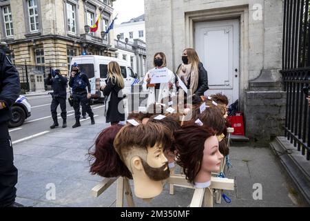 La polizia interviene in una protesta di parrucchieri al di fuori di una sessione plenaria della Camera al parlamento federale a Bruxelles, giovedì 06 maggio 2021. BELGA FOTO HATIM KAGHAT Foto Stock