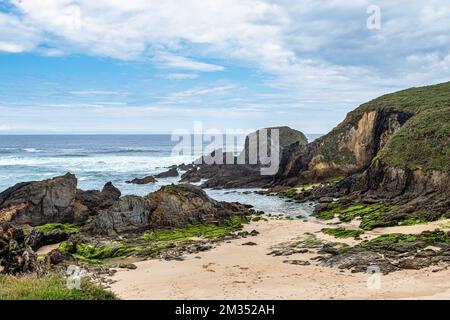 Vista della costa rocciosa dell'oceano atlantico Punta Frouxeira a Valdovino, la Coruna, Galizia in Spagna, Europa Foto Stock