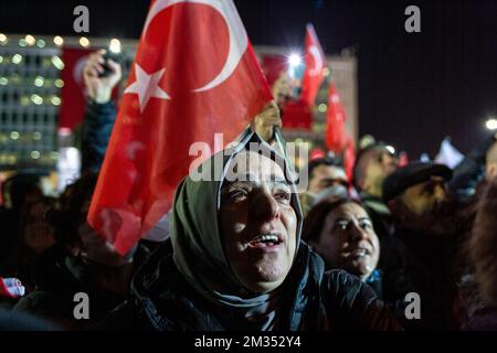 14 dicembre 2022: Il sindaco metropolitano di Istanbul Ekrem Imamoglu, imprigionato e bandito politico, ha avuto una reazione pubblica a Sarachane, Istanbul, Turchia, il 14 dicembre 2022. Ekrem Imamoglu è stato condannato a 2 anni, 7 mesi e 15 giorni di carcere per aver insultato i membri del Comitato Supremo delle elezioni. Il presidente Imamoglu ha invitato il popolo di Istanbul a Sarachane nel suo conto sui social media prima che la decisione fosse annunciata. Dopo la chiamata, molte persone si sono riunite di fronte al comune metropolitano di Istanbul a Sarachane. (Credit Image: © Tolga ILD Foto Stock