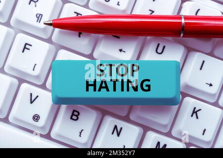 Segno che mostra Stop hating. Concetto Internet cessate l'ostilità e l'avversione derivanti dalla paura, dalla rabbia o dal senso di infortunio Foto Stock