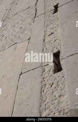 Un blocco di pietra a coda di rondine al Tempio di Haroeris e Sobek a Kom Ombo nella Valle del Nilo, Alto Egitto Foto Stock