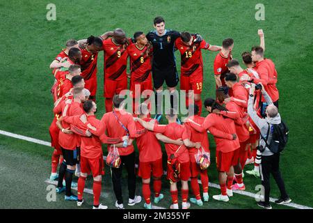 I giocatori belgi hanno fatto un cerchio davanti ad una partita di calcio tra la Russia e i Red Devils belgi, la prima partita nella fase di gruppo (gruppo B) del Campionato europeo di calcio UEFA 2020, sabato 12 giugno 2021 a San Pietroburgo, Russia. FOTO DI BELGA BRUNO FAHY Foto Stock