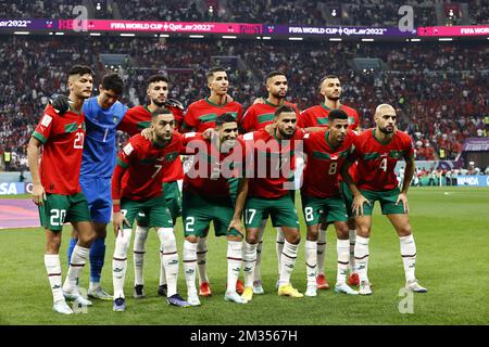 Al Khor, Qatar. 14th Dec, 2022. AL KHOR - Row (lr) Achraf Dari del Marocco, portiere del Marocco Yassine Bounou, Noussair Mazraoui del Marocco, Jawad El Yamiq del Marocco, Youssef en Nesiri del Marocco, Romain Saiss del Marocco. Prima fila (l-r) Hakim Ziyech del Marocco, Achraf Hakimi del Marocco, Sofiane Boufal del Marocco, Azzedine Ounahi del Marocco, Sofyan Amrabat del Marocco durante la Coppa del mondo FIFA Qatar 2022 Semifinale tra Francia e Marocco allo stadio al Bayt il 14 dicembre 2022 ad al Khor, Qatar. AP | Dutch Height | MAURICE OF STONE Credit: ANP/Alamy Live News Foto Stock