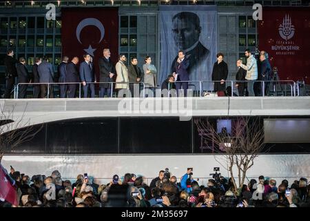 14 dicembre 2022: Il sindaco metropolitano di Istanbul Ekrem Imamoglu ha tenuto un discorso al pubblico a Sarachane, condannato alla detenzione e al divieto politico a Istanbul, in Turchia, il 14 dicembre 2022. Ekrem Imamoglu è stato condannato a 2 anni, 7 mesi e 15 giorni di carcere per aver insultato i membri del Comitato Supremo delle elezioni. Il presidente Imamoglu ha invitato il popolo di Istanbul a Sarachane nel suo conto sui social media prima che la decisione fosse annunciata. Dopo la chiamata, molte persone si sono riunite davanti al comune metropolitano di Istanbul a Saracha Foto Stock