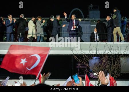 14 dicembre 2022: Il sindaco metropolitano di Istanbul Ekrem Imamoglu ha tenuto un discorso al pubblico a Sarachane, condannato alla detenzione e al divieto politico a Istanbul, in Turchia, il 14 dicembre 2022. Ekrem Imamoglu è stato condannato a 2 anni, 7 mesi e 15 giorni di carcere per aver insultato i membri del Comitato Supremo delle elezioni. Il presidente Imamoglu ha invitato il popolo di Istanbul a Sarachane nel suo conto sui social media prima che la decisione fosse annunciata. Dopo la chiamata, molte persone si sono riunite davanti al comune metropolitano di Istanbul a Saracha Foto Stock