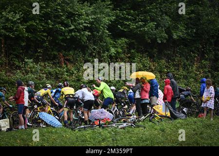 L'immagine mostra il pacco di piloti in azione durante la fase 8 dell'edizione 108th della gara ciclistica Tour de France, 150,8km da Oyonnax a le Grand-Bornand, Francia, sabato 03 luglio 2021. Il Tour de France di quest'anno si svolge dal 26 giugno al 18 luglio 2021. FOTO DI BELGA DAVID STOCKMAN Foto Stock