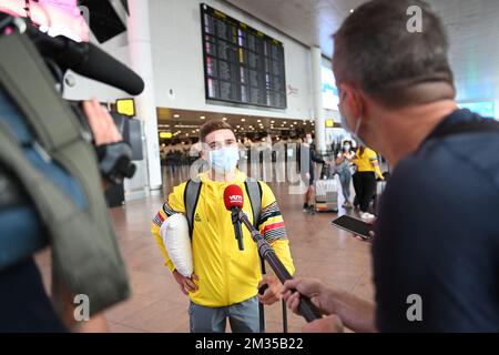 Remco Evenepoel parla alla stampa alla partenza degli atleti del Team Belgium ai Giochi Olimpici di Tokyo 2020, sabato 10 luglio 2021, presso l'aeroporto di Bruxelles a Zaventem. FOTO DI BELGA JASPER JACOBS Foto Stock