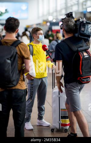 Remco Evenepoel parla alla stampa alla partenza degli atleti del Team Belgium ai Giochi Olimpici di Tokyo 2020, sabato 10 luglio 2021, presso l'aeroporto di Bruxelles a Zaventem. FOTO DI BELGA JASPER JACOBS Foto Stock