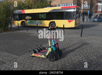 Liegi. Vallonia - Belgio 31-10-2021. Scooter elettrici per la condivisione pubblica in piedi all'esterno nella città di Liegi, trasporto pubblico mobile Foto Stock