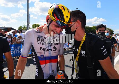 Lo sloveno Matej Mohoric del Bahrain festeggia la vittoria dopo aver vinto la tappa 19 dell'edizione 108th del Tour de France, da Mourenx a Libourne (207 km) in Francia, venerdì 16 luglio 2021. Il Tour de France di quest'anno si svolge dal 26 giugno al 18 luglio 2021. PISCINA FOTOGRAFICA BELGA Foto Stock