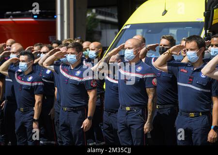 L'immagine mostra un minuto di silenzio, parte della giornata nazionale di lutto per le vittime delle gravi inondazioni, presso la caserma dei vigili del fuoco di Bruxelles, martedì 20 luglio 2021. Giorni di clima estremo hanno devastato alcune parti del Belgio orientale e meridionale. Finora 31 persone sono morte in Belgio e 70 sono presunte scomparse. FOTO DI BELGA LAURIE DIEFFEMBACQ Foto Stock