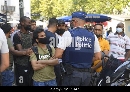 Illustrazione persone mostra la polizia alla riunione di un sacco di persone vicino alla cosiddetta 'zona neutrale' nel centro della città di Bruxelles, Venerdì 23 luglio 2021. La zona neutrale è stata installata a Sainte-Catherine - Sint-Katelijne, dal Segretario di Stato per l'asilo Mahdi, per fornire informazioni alle persone che erano in sciopero della fame nella chiesa di Begijnhofkerk (Begijnhofkerk) nella speranza di ottenere una regolarizzazione collettiva. FOTO DI BELGA LAURIE DIEFFEMBACQ Foto Stock