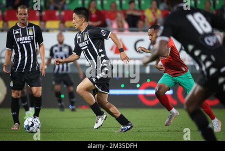 Ryota Morioka di Charleroi combatte per la palla durante una partita di calcio tra KV Oostende e Sporting Charleroi, sabato 24 luglio 2021 a Ostenda, il giorno 1 della prima divisione del campionato belga della 'Jupiler Pro League' del 2021-2022. BELGA PHOTO VIRGINIE LEFOUR Foto Stock