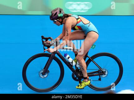 Il triatleta belga Claire Michel ha ritratto in azione durante la parte moto dell'evento di triathlon femminile nella quinta giornata dei 'Giochi Olimpici di Tokyo 2020' a Tokyo, Giappone, martedì 27 luglio 2021. Le Olimpiadi estive del 2020 rinviate si terranno dal 23 luglio al 8 agosto 2021. BELGA FOTO BENOIT DOPPAGNE Foto Stock