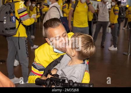 L'atleta paralimpiano Roger Habsch con suo figlio nella foto durante la partenza di diversi atleti del Team Belgium ai Giochi Paralimpici di Tokyo 2020, martedì 17 agosto 2021, all'aeroporto di Bruxelles a Zaventem. FOTO DI BELGA JAMES ARTHUR GEKIERE Foto Stock