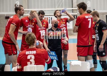 L'allenatore capo belga Fernando Munoz (C) ha illustrato durante una amichevole partita di pallavolo tra la nazionale belga di pallavolo maschile, i Red Dragons, e la nazionale tedesca di pallavolo maschile, a Lovanio, mercoledì 18 agosto 2021. BELGA FOTO HATIM KAGHAT Foto Stock