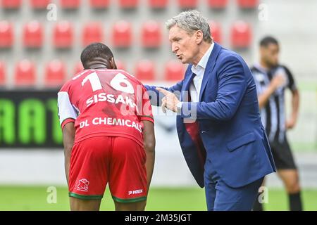 Abdulaye Sissako di Essevee e Francky Dury, allenatore capo di Essevee, nella foto di una partita di calcio tra SV Zulte Waregem e Sporting Charleroi, domenica 22 agosto 2021 a Waregem, il giorno 5 della prima divisione del campionato belga della 'Jupiler Pro League' del 2021-2022. FOTO DI BELGA LAURIE DIEFFEMBACQ Foto Stock