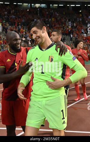 Il belga Romelu Lukaku e il portiere belga Thibaut Courtois festeggiano dopo aver vinto una partita di calcio tra la nazionale belga Red Devils e la Repubblica Ceca, domenica 05 settembre 2021 a Bruxelles, partita 5 nel gruppo e delle qualifiche per la Coppa del mondo FIFA 2022. FOTO DI BELGA DIRK WAEM Foto Stock