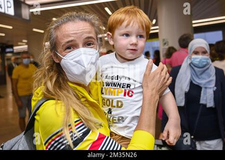 L'atleta Paralimpico Peter Genyn e sua moglie e allenatore hanno fatto foto al ritorno di diversi atleti belgi, dopo i 'Tokyo 2020 Paralimpic Games' di Tokyo, Giappone, lunedì 06 settembre 2021 all'aeroporto di Bruxelles, a Zaventem. FOTO DI BELGA LAURIE DIEFFEMBACQ Foto Stock