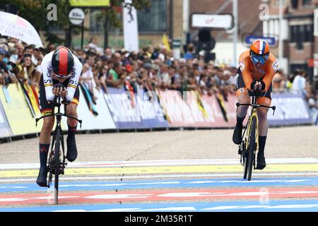 Lo spagnolo Carlos Rodriguez di Ineos Grenadiers e l'olandese Jos van Emden del Team Jumbo-Visma attraversano il traguardo, della corsa a cronometro maschile, a 43,3 km da Knokke-Heist a Brugge, ai Campionati del mondo UCI Road Cycling Flanders 2021, a Brugge domenica 19 settembre 2021. I Mondi si svolgono dal 19 al 26 settembre 2021, in diverse città delle Fiandre, in Belgio. BELGA FOTO KURT DESPLENTER Foto Stock