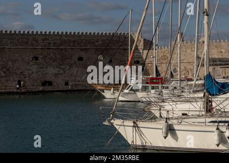 Heraklion, Creta Grecia Marzo 1 2021 : Barche nel vecchio porto veneziano di Heraklion a Creta. Vista sulla fortezza veneziana, Koule. Foto Stock