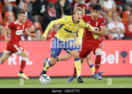 Daichi Hayashi di STVV e Amee al-Dakhil di Standard combattono per la palla durante una partita di calcio tra Standard de Liege e Sint-Truidn VV, sabato 25 settembre 2021 a Liegi, il giorno 9 della prima divisione del campionato belga della 'Jupiler Pro League' 2021-2022. FOTO DI BELGA BRUNO FAHY Foto Stock