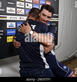 L'allenatore nazionale francese Thomas Voeckler e il francese Julian Alaphilippe festeggiano dopo la corsa su strada degli uomini d'élite dei Campionati del mondo UCI Road Cycling Flanders 2021, 268,3km da Anversa a Lovanio domenica 26 settembre 2021. I Mondi si svolgono dal 19 al 26 settembre 2021, in diverse città delle Fiandre, in Belgio. BELGA FOTO PISCINA KRISTOF RAMON Foto Stock