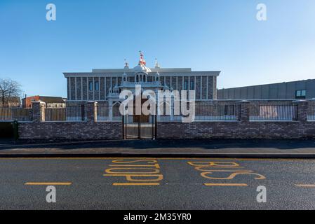 Swaminarayan Hindu tempio Oldham preso il 14 dicembre 2022. Shree Swaminarayan Mandir tempio. Fermata dell'autobus fuori dal tempio. Foto Stock