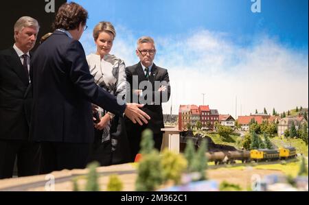 La regina Mathilde del Belgio e il re Filippo - Filip del Belgio ha raffigurato durante una visita per l'inaugurazione della Biennale d'Arte Europalia Trains & Tracks alla presenza del re e della regina. Il festival celebrerà inoltre il 175th° anniversario del collegamento ferroviario tra Bruxelles e Parigi, mezzo secolo di TGV e 25 anni di Thalys, presso i Musei reali di Belle Arti del Belgio, giovedì 14 ottobre 2021. BELGA FOTO BENOIT DOPPAGNE Foto Stock