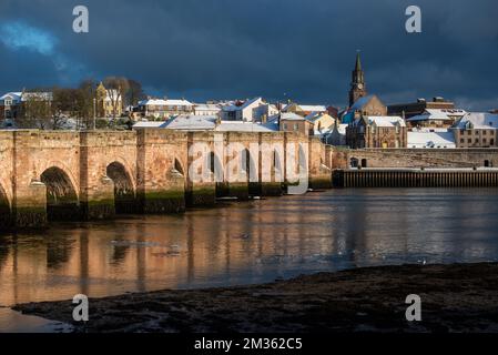 Berwick Upon Tweed una giornata d'inverni che guarda attraverso il fiume verso la Guildhall con il Ponte Vecchio a 15 archi che attraversa il fiume Foto Stock