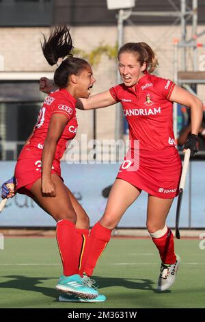 Ambre Ballenghien in Belgio e Louise Versavel in Belgio festeggiano dopo aver segnato il punteggio durante una partita di hockey tra le Red Panthers belghe e la nazionale tedesca, a Bruxelles, nella fase di gruppo (partita 2 su 16) del concorso maschile della FIH Pro League. BELGA FOTO BENOIT DOPPAGNE Foto Stock