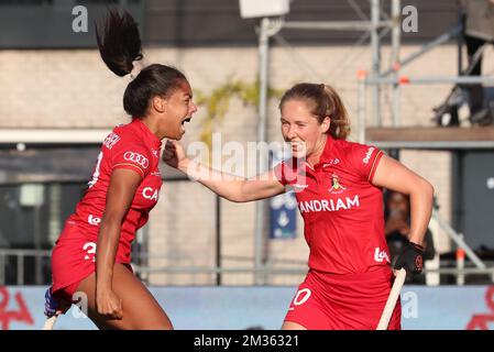 Ambre Ballenghien in Belgio e Louise Versavel in Belgio festeggiano dopo aver segnato il punteggio durante una partita di hockey tra le Red Panthers belghe e la nazionale tedesca, a Bruxelles, nella fase di gruppo (partita 2 su 16) del concorso maschile della FIH Pro League. BELGA FOTO BENOIT DOPPAGNE Foto Stock