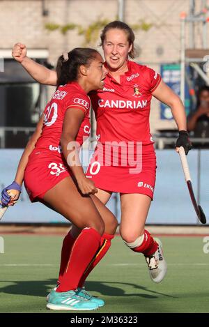 Ambre Ballenghien in Belgio e Louise Versavel in Belgio festeggiano dopo aver segnato il punteggio durante una partita di hockey tra le Red Panthers belghe e la nazionale tedesca, a Bruxelles, nella fase di gruppo (partita 2 su 16) del concorso maschile della FIH Pro League. BELGA FOTO BENOIT DOPPAGNE Foto Stock