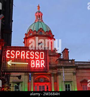 Insegna al neon rosso, espresso Bar, 16 Bank Street, Edimburgo, Scozia, UK, EH1 2LN, buon caffè, al tramonto Foto Stock