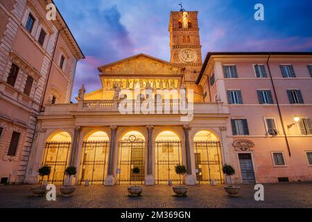 Roma, Italia al mattino alla Basilica di nostra Signora di Trastevere. Foto Stock