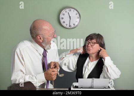 Conflitto in ufficio, il capo spaventa il subordinato. Il tempo è finito. Lavorare in un ufficio retrò. Foto Stock