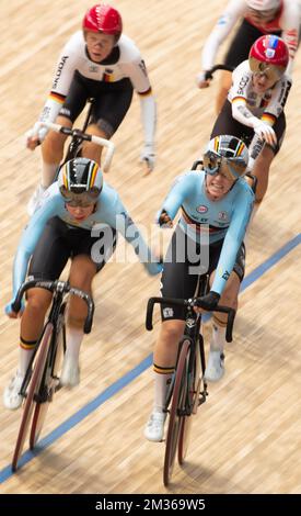 Il belga Shari Bossuyt e il belga Katrijn De Clercq hanno mostrato in azione durante le Women's Madison Heats, il quarto giorno dei Campionati mondiali di ciclismo su pista UCI, a Roubaix, Francia, sabato 23 ottobre 2021. I Campionati del mondo si svolgono dal 20 al 24 ottobre 2021. BELGA FOTO BENOIT DOPPAGNE Foto Stock