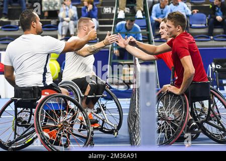 L'olandese Tom Egberink, l'olandese Maikel Scheffers, il belga Jef Vandorpe e l'olandese Ruben Spaargaren nella foto dopo una partita di doppio maschile tra il belga Vandorpe e l'olandese Ruben Spaargaren contro l'olandese Egberink e Scheffers, una partita espositiva al torneo europeo di tennis aperto di Anversa, sabato 23 ottobre 2021. FOTO DI BELGA LAURIE DIEFFEMBACQ Foto Stock