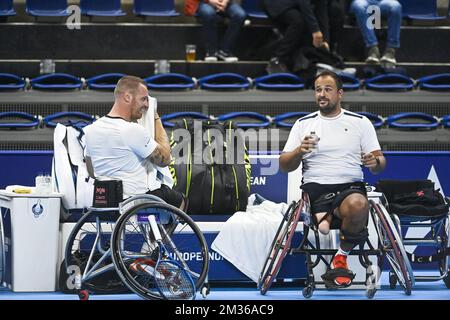 L'olandese Tom Egberink e l'olandese Maikel Scheffers hanno mostrato una partita maschile tra il belga Vandorpe e l'olandese Ruben Spaargaren contro l'olandese Egberink e Scheffers, una partita espositiva al torneo europeo Open Tennis ATP, ad Anversa, sabato 23 ottobre 2021. FOTO DI BELGA LAURIE DIEFFEMBACQ Foto Stock