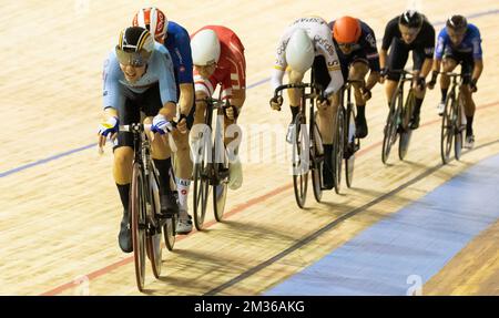 Il belga Fabio Van den Bossche guida il gruppo di piloti durante la gara di punti Men's Omnium nella quarta giornata del Campionato Mondiale di ciclismo su pista UCI, a Roubaix, Francia, sabato 23 ottobre 2021. I Campionati del mondo si svolgono dal 20 al 24 ottobre 2021. BELGA FOTO BENOIT DOPPAGNE Foto Stock