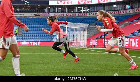 Il belga Tessa Wullaert e il belga Jarne Teulings hanno mostrato durante il riscaldamento di una partita di calcio tra la Norvegia e la nazionale belga The Red Flames, martedì 26 ottobre 2021 ad Oslo, Norvegia, la quarta partita del gruppo F della fase di gruppo delle qualifiche per la Coppa del mondo 2023. FOTO DI BELGA DAVID CATRY Foto Stock