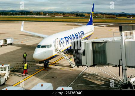 L'aereo Ryanair è ancorato all'aeroporto di Manchester. L'aeroporto di Manchester è un aeroporto internazionale a Ringway, Manchester, Inghilterra, Regno Unito, Europa Foto Stock