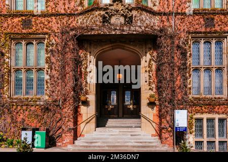 Firth Court è un edificio edoardiano di mattoni rossi di grado II che fa parte del campus della Western Bank dell'Università di Sheffield, è il mai Foto Stock