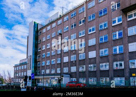 Weston Park Hospital visto da Witham Road. Weston Park Hospital è una struttura sanitaria specializzata nel trattamento del cancro a Broomhill, Sheff Foto Stock