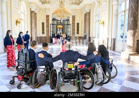 Immagine scattata durante un ricevimento reale per atleti di successo nel 2020 e 2021, presso il Castello reale di Laken - Laeken venerdì 29 ottobre 2021. Il Re e la Regina hanno invitato i partecipanti alle Olimpiadi estive del 2020, alle Paralimpiadi del 2020, ai Campionati europei e mondiali. FOTO DI BELGA ERIC LALMAND Foto Stock