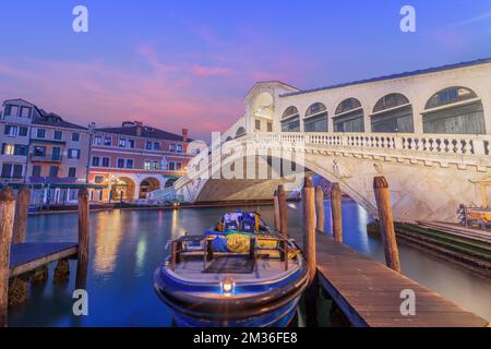 Venezia, Italia al crepuscolo al Ponte di Rialto sul Canal Grande. Foto Stock