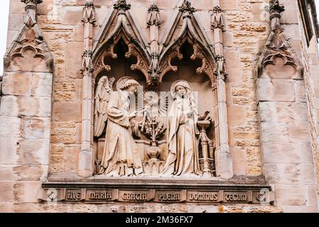 Sculture di dettaglio sulla facciata. La Cattedrale di St Marie è la cattedrale cattolica romana di Sheffield, South Yorkshire, Yorkshire e Hum Foto Stock