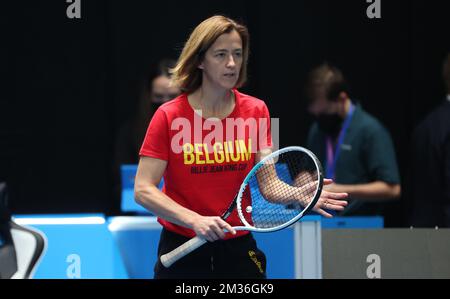 Belgium Assistant coach Laurence Courtois nella foto durante il riscaldamento il primo giorno della fase di gruppo delle finali della Billie Jean King Cup, lunedì 01 novembre 2021 a Praga, Repubblica Ceca. La Billie Jean King Cup sostituisce il concorso della Fed Cup ed è organizzata dalla ITF International Tennis Federation. BELGA PHOTO VIRGINIE LEFOUR Foto Stock